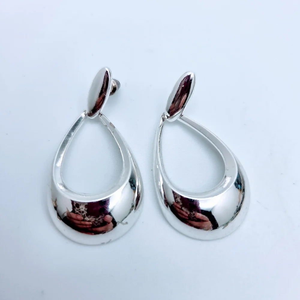 Elegant Silver Tone Teardrop Earrings - Picture 3 of 3